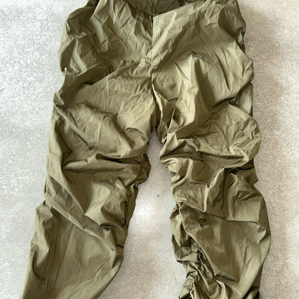 Army Green women’s parachute ruched pants with low cut dip in front NWT Sz small - Picture 2 of 8